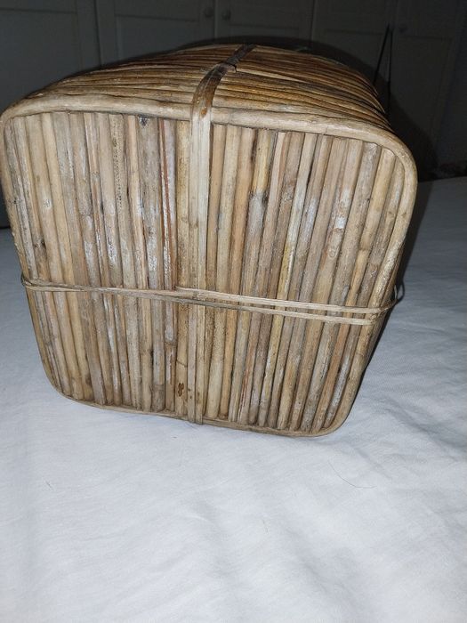 Cesto de verga ( não sei se é bambu fininha) e metal dourado( latão gr