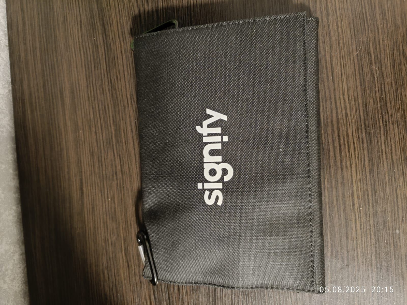 Портативний сонячний зарядний пристрій Signify