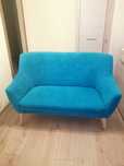 Dwuosobowa turkusowa sofa