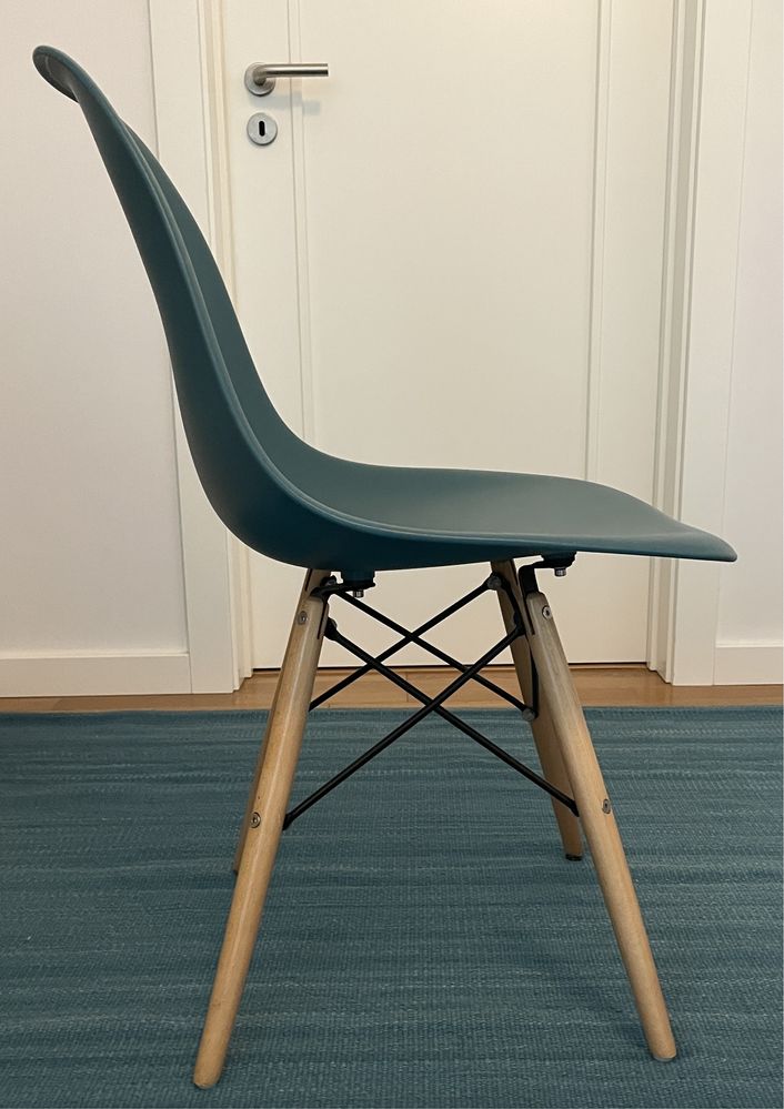 Cadeira azul com pés de madeira com design contemporâneo