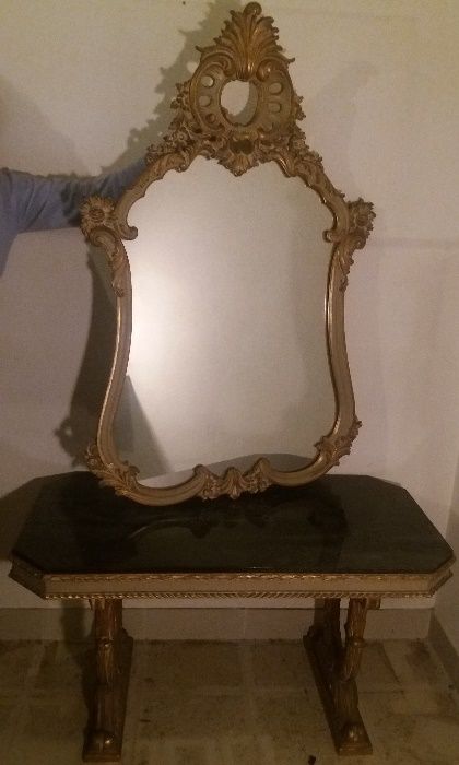 Mesa de frente sofá e espelho em talha e ouro