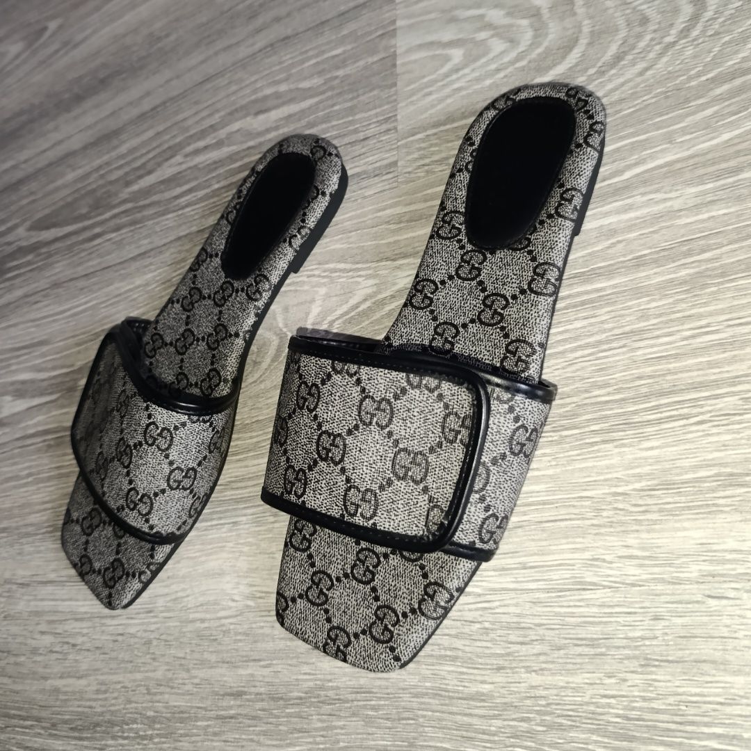 Шльопанці жіночі Gucci