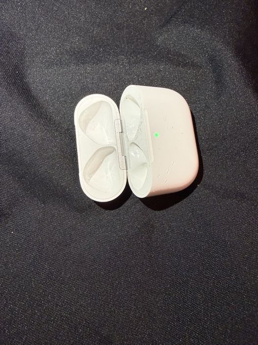 Продам кейс Airpods 4 a3050 версія 8B21