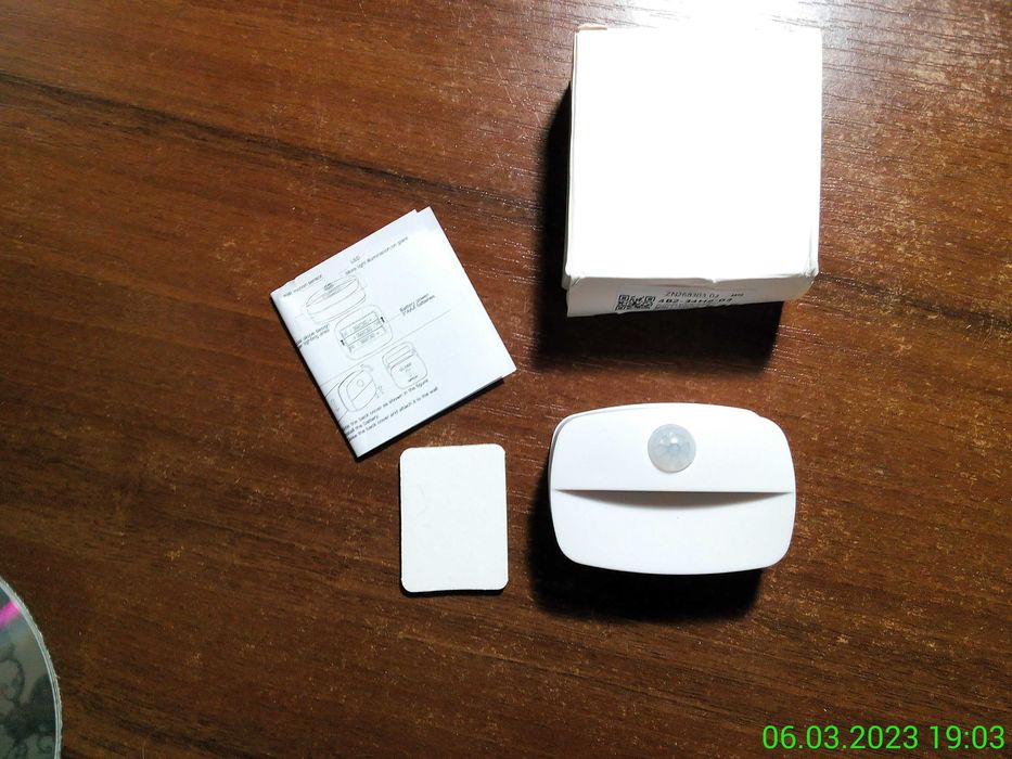 Светодиодный ночник с питанием от батареи и датчиком движения.