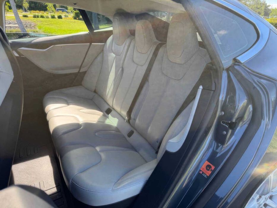 Tesla Model S 85D      2015
