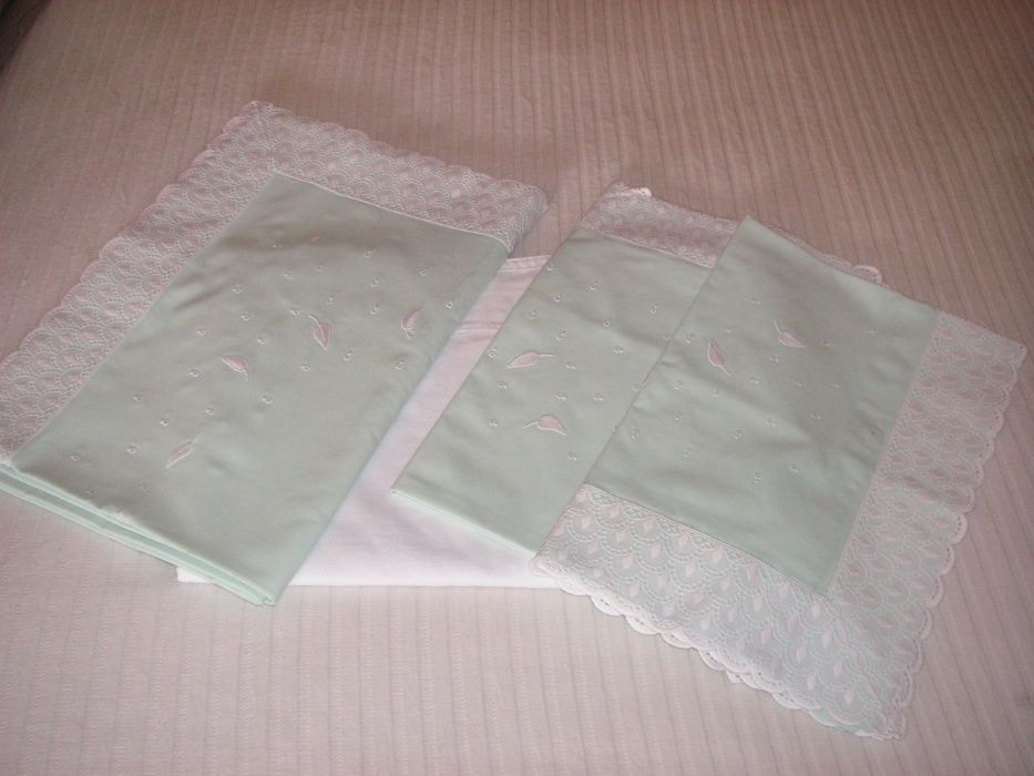Lençóis Verde Claro Bordado à Mão em Branco (Conjunto)