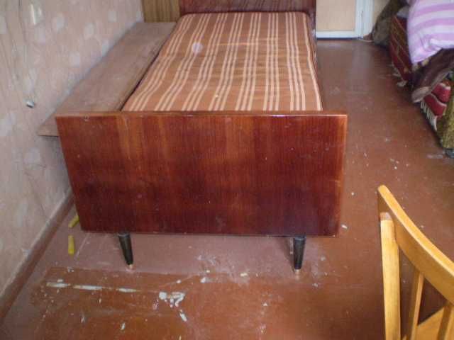 Кровать деревянная с матрасом одинарная.