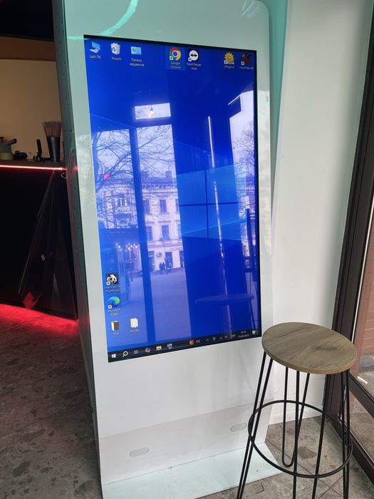 Медійна сенсорна стійка, монітор, рекламна панель