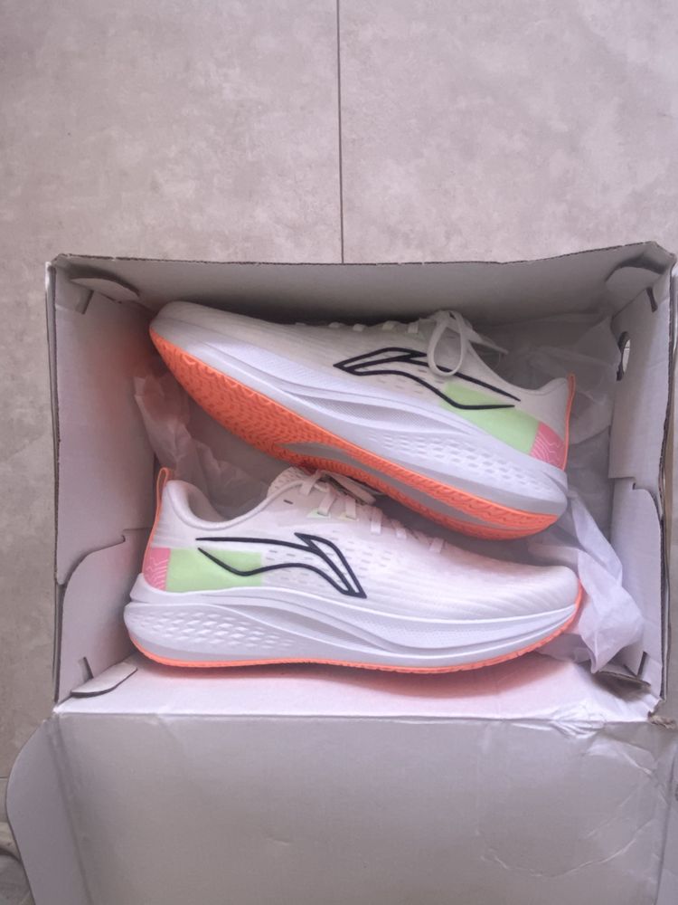 LI-NING Бігові білі кросівци 40р