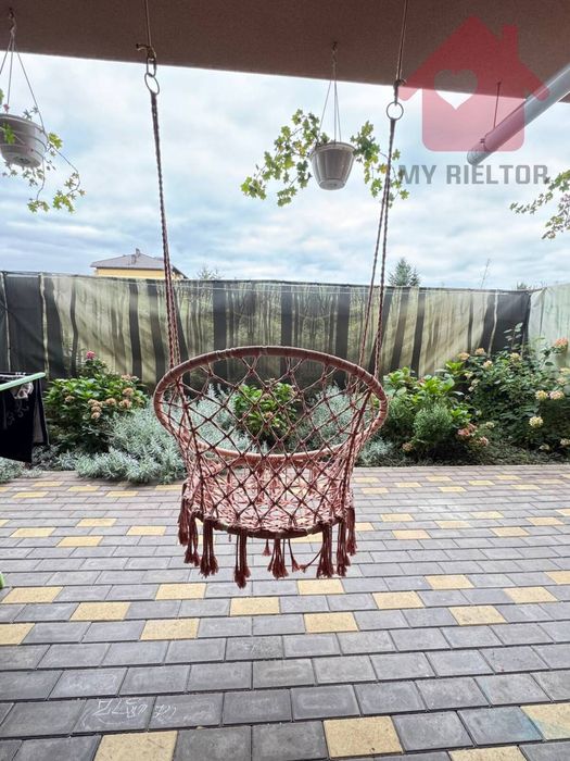 Сучасний будинок з сонячними панелями та гаражем у новому районі.