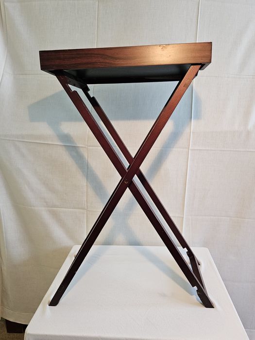 Mesa de apoio em madeira com tabuleiro base em vidro