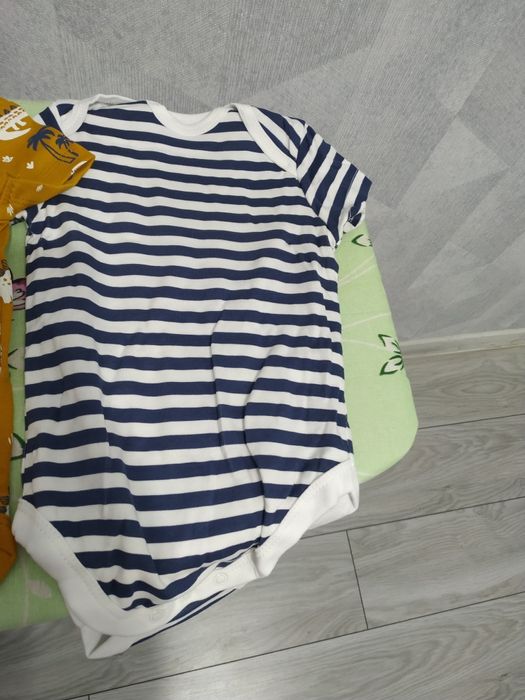 Боді з коротким рукавчиком