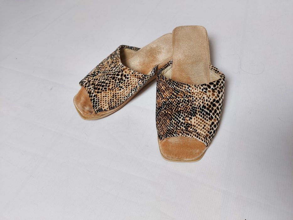 Beżowe kapcie damskie w panterkę odkryte palce 40 wkładka 27 cm