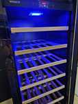 Винна шафа в районі 120 пляшок