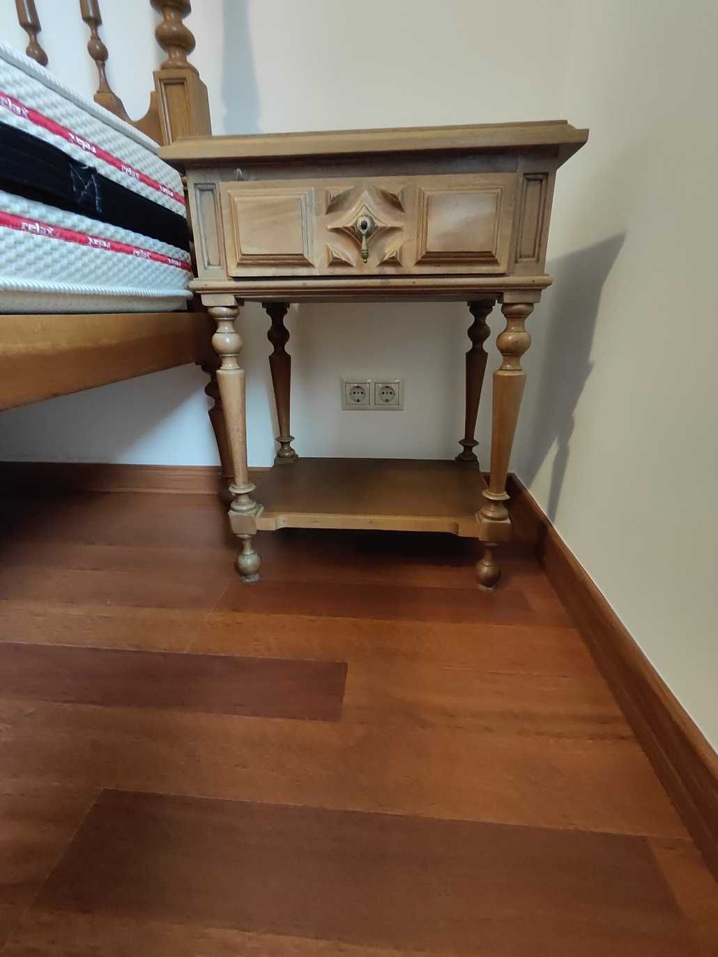 Mobília de quarto em mogno: cama, colchão e 2 mesas de cabeceira