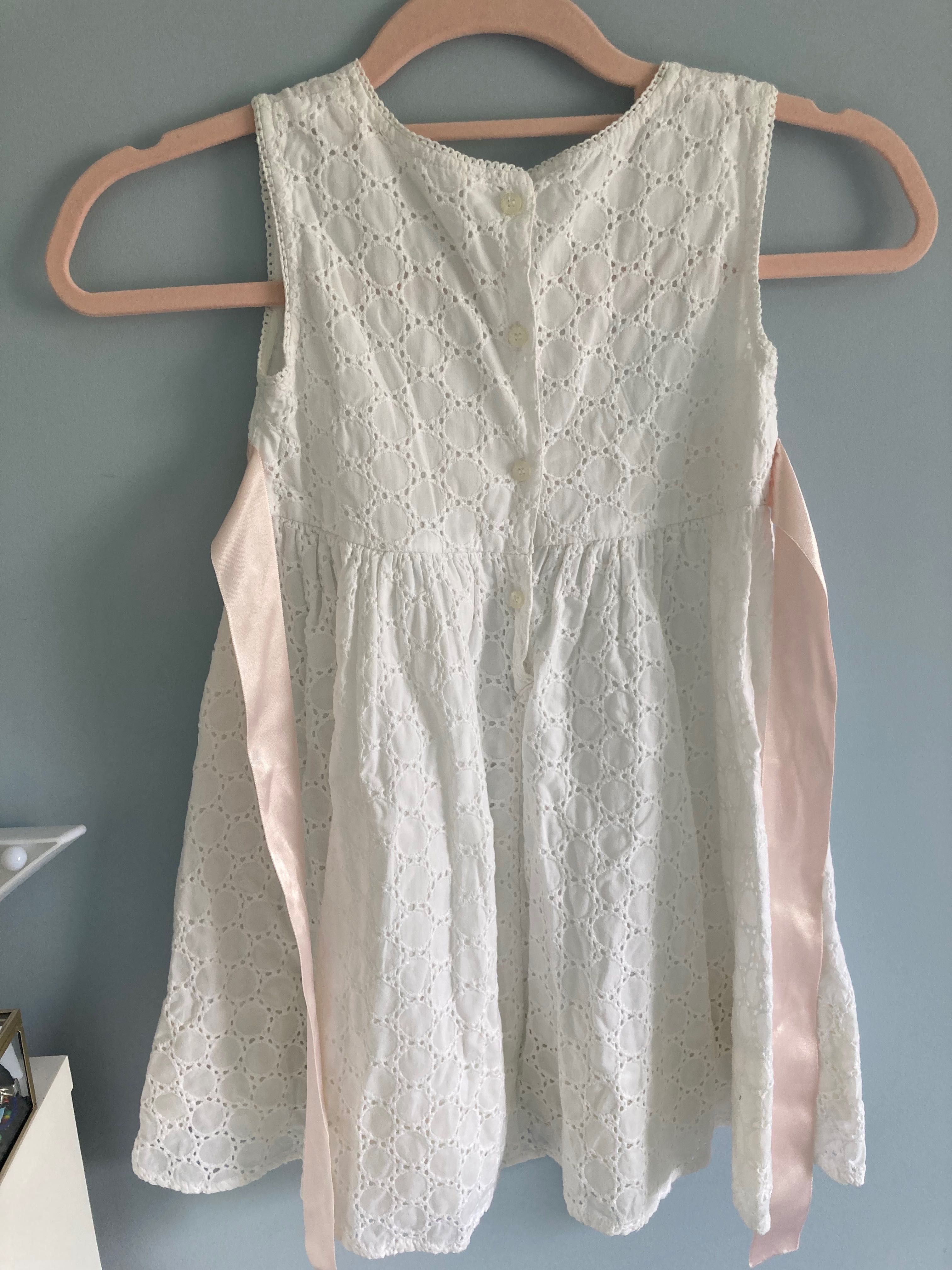 Vestido branco com fita rosa