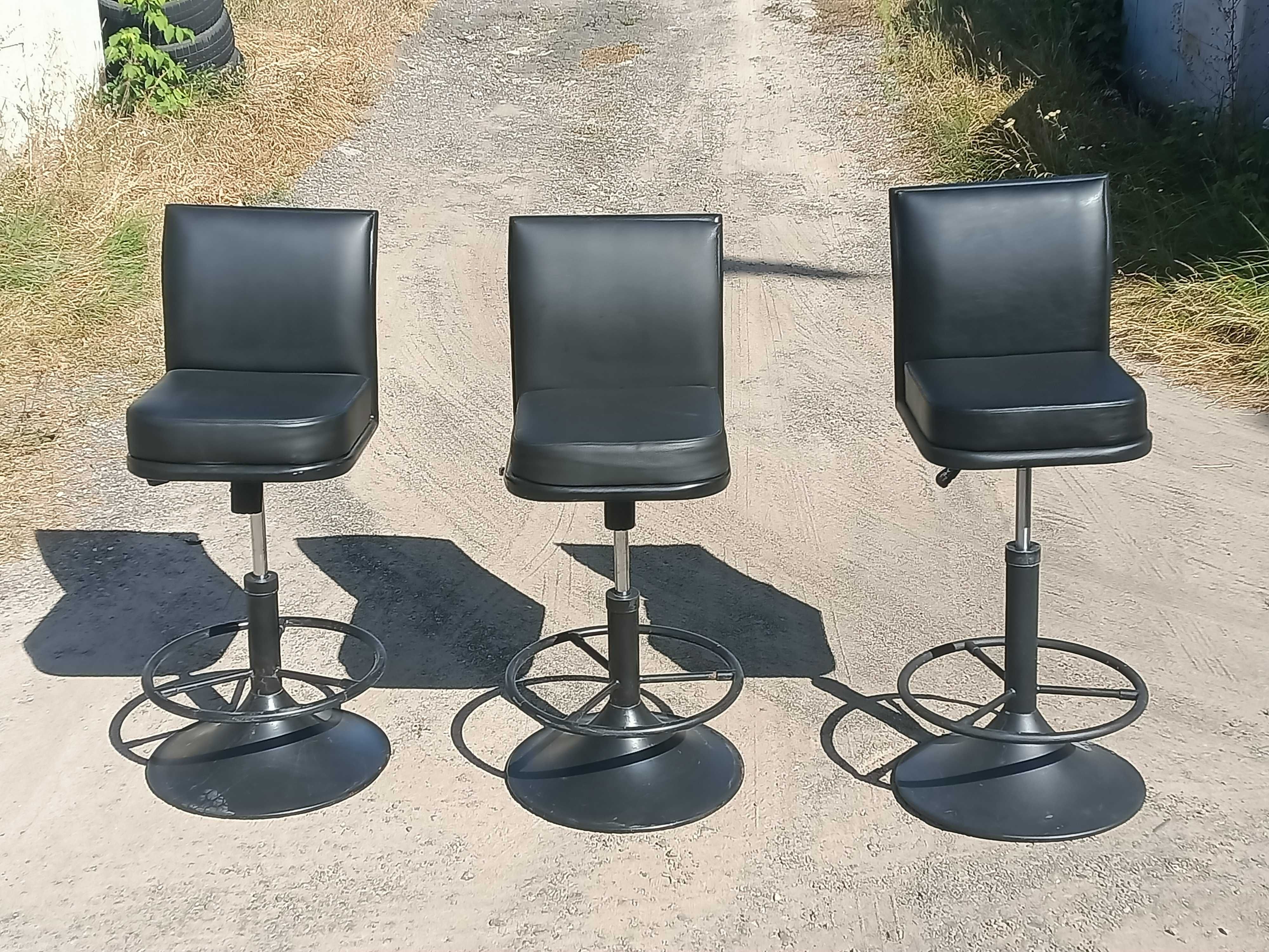 Высокие барные стулья / парикмахерские кресла с подножкой.
