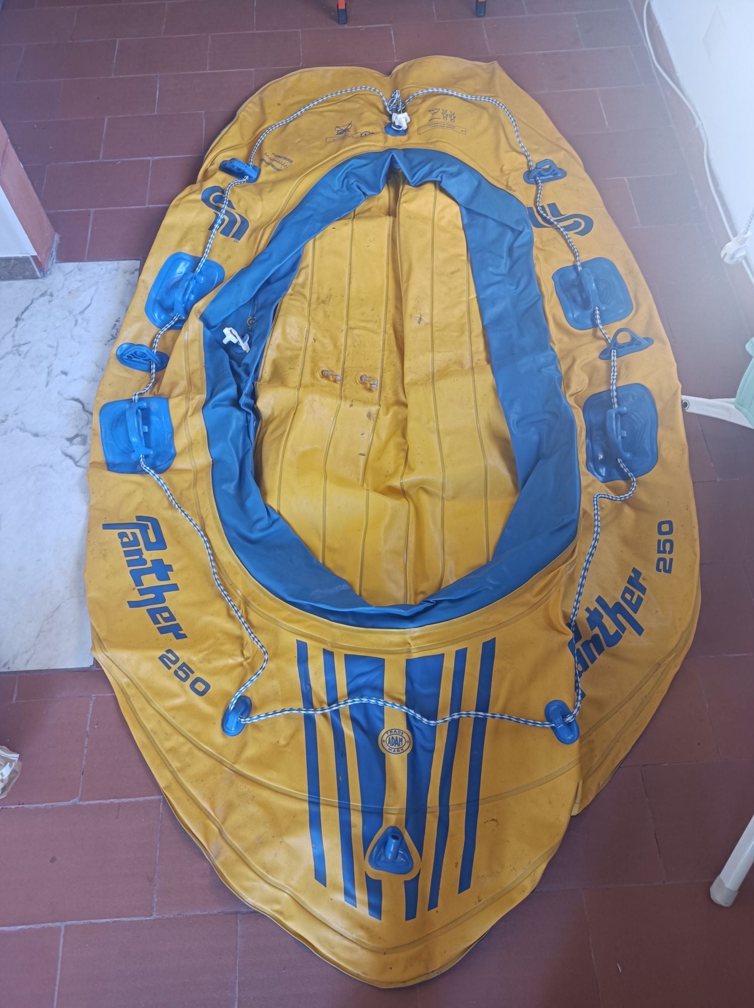 Barco a remos insuflável e colchão e colete