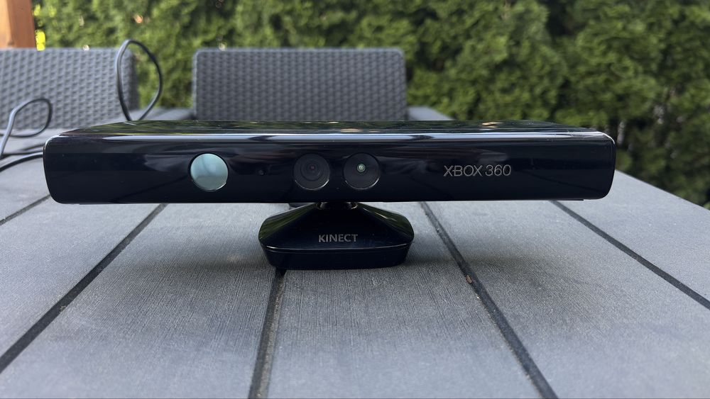XBOX 360 z dwoma padami + kinect