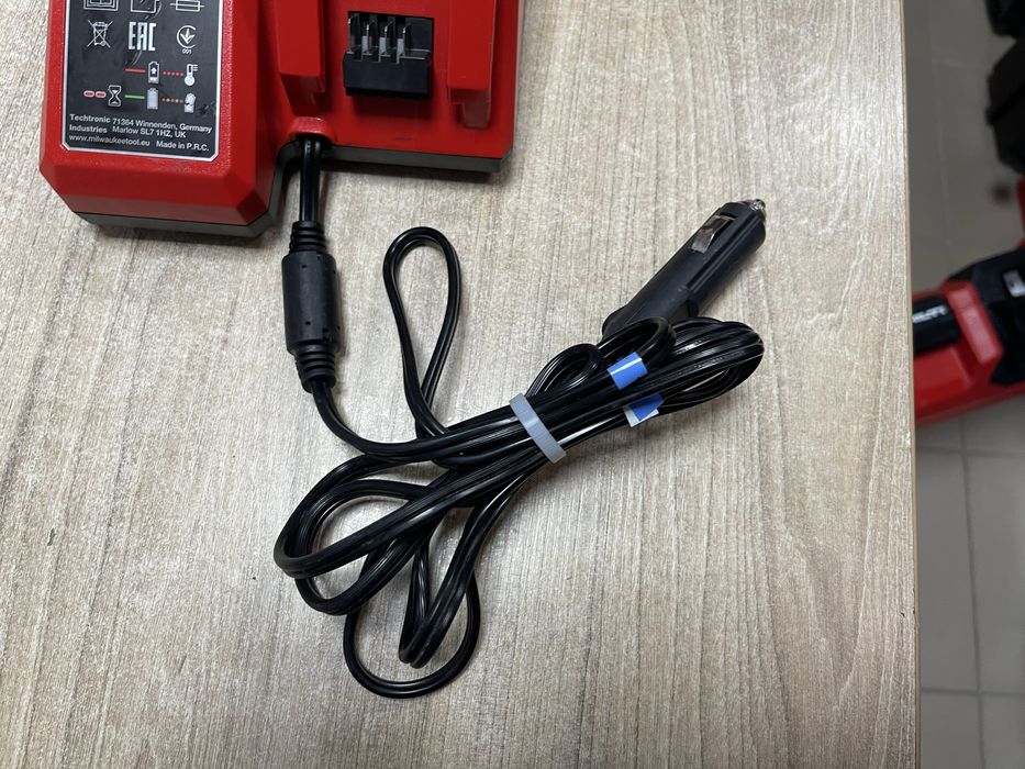 Milwaukee M12-18AC / автомобільний зарядний пристрій Мілвокі