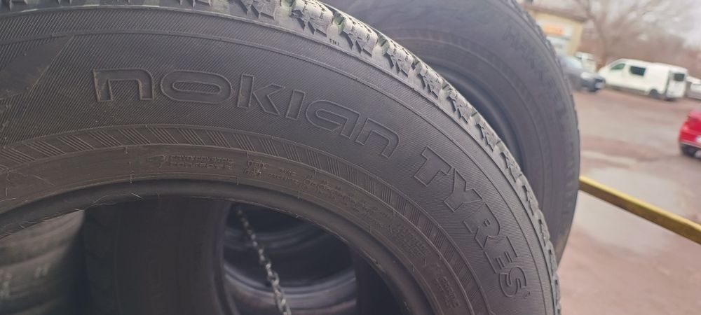 Зимние шины 235/65/17 Nokian