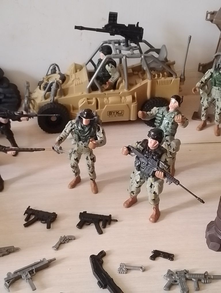Игрушечная военная техника.