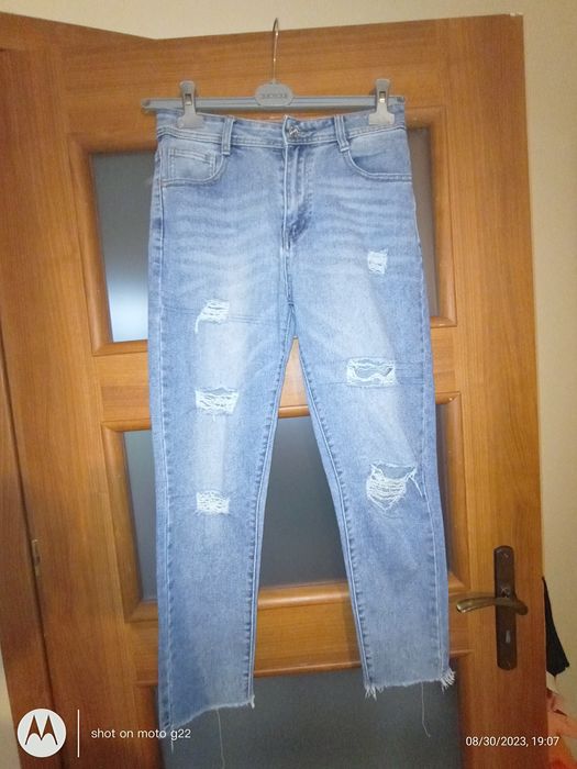 Spodnie jeansowe z dziurami