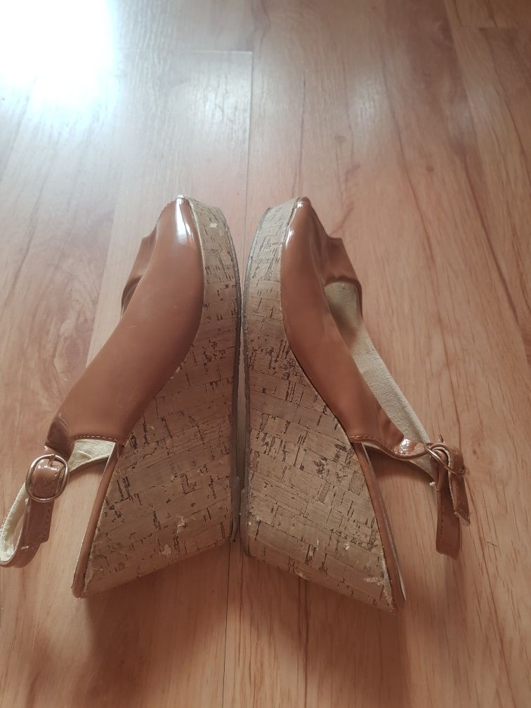 Buty damskie na lekkiej koturnie rozmiar 38