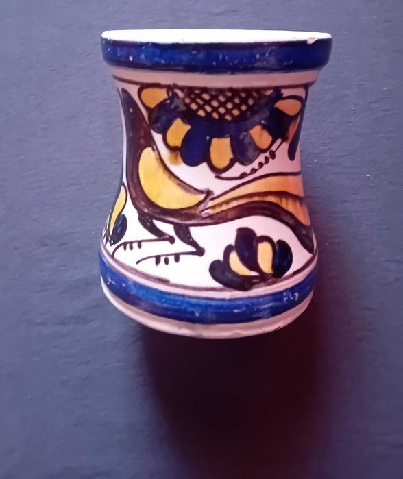 Ceramiczny ręcznie malowany kubek - kufel Korond, z podpisem zdobnika.