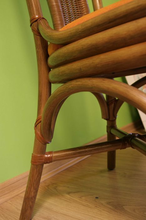 Wysokie krzesła z ratanu