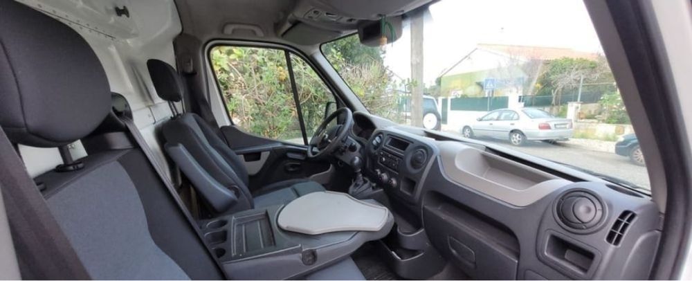 Campervan Renault Mercadorias com espaço habitacional