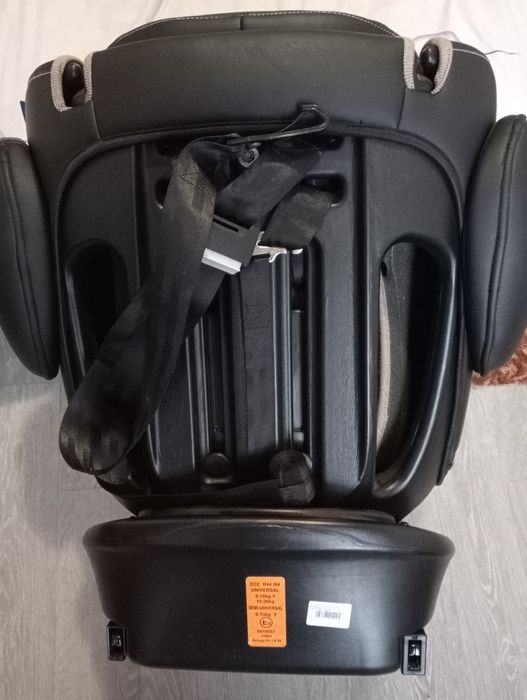 Автокрісло з системою isofix