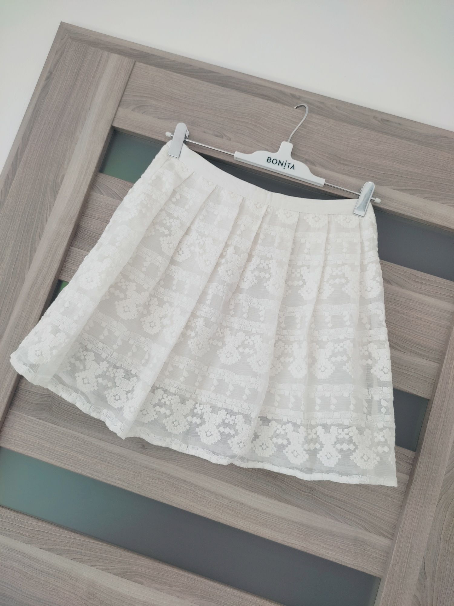 Biała krótka ażurowa spódnica z wiskozy Reserved roz 36