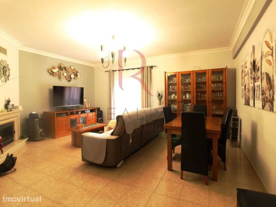 Apartamento T3 com terraço, parqueamento e arrecadação na Baixa da ...