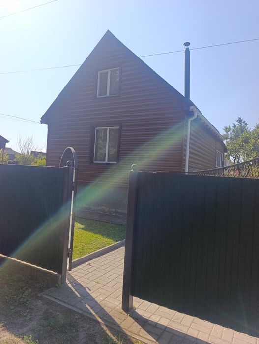 Продаж 2-поверх.чудового будинку біля водойми.