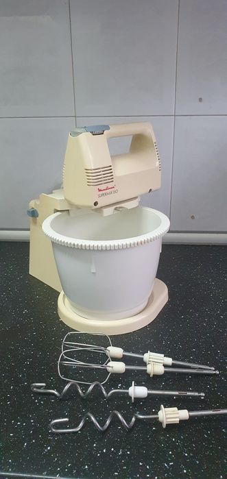 Batedeira moulinex super mix com 4 varetas e balde