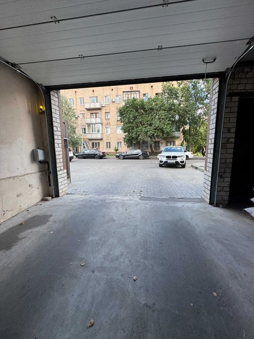 Паркомісце у підземному паркінгу в центрі міста