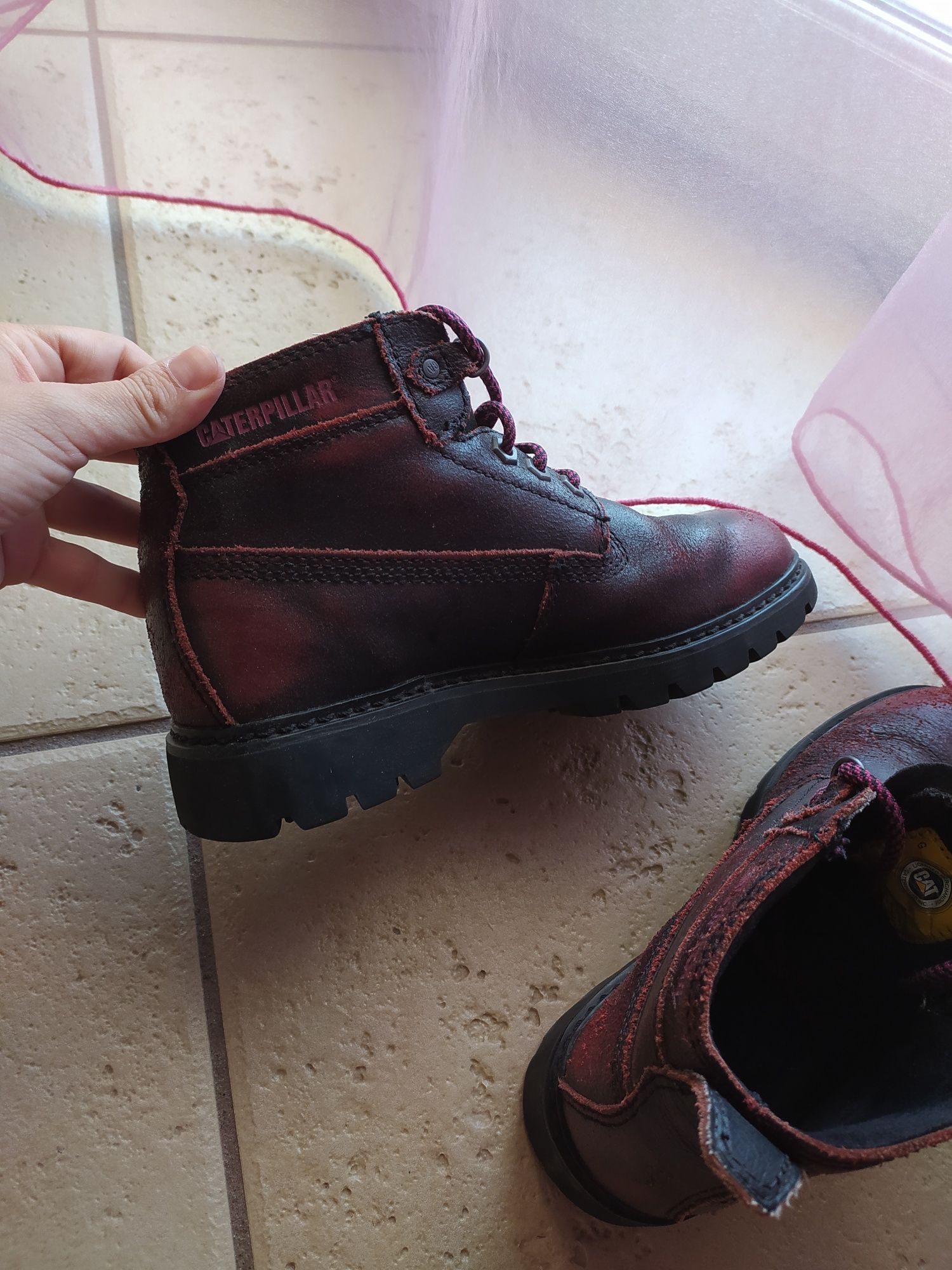 Botas em Bourdeaux da marca CAT