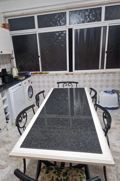 Mesa cozinha em  granito e cadeiras