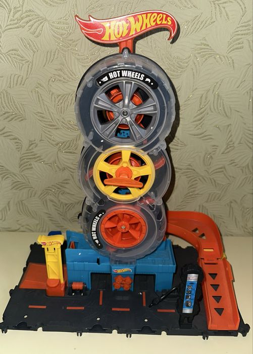 Ігровий набір Hot Wheels карколомні трюки в гаражі
