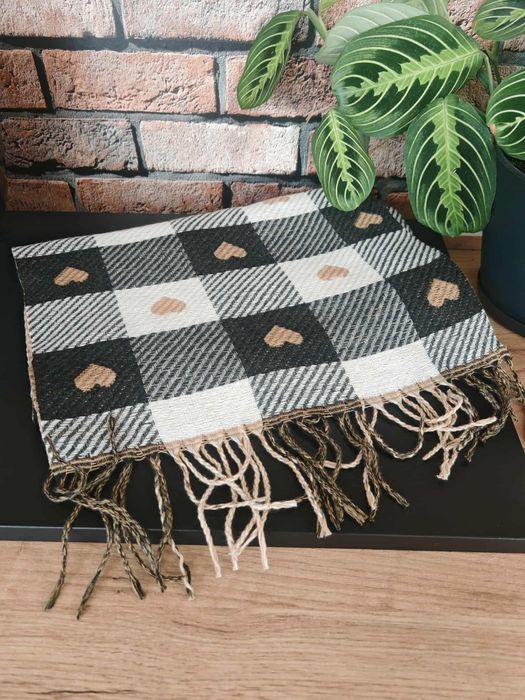 Stylowy damski szalik – idealny na jesienne i zimowe dni!