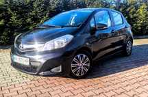 Toyota Yaris . Бензин. Автомат.