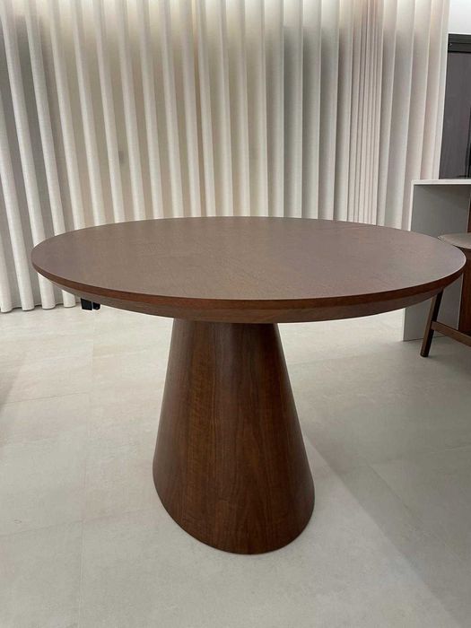 Mesa de jantar oval e extensível em MDF e folheado