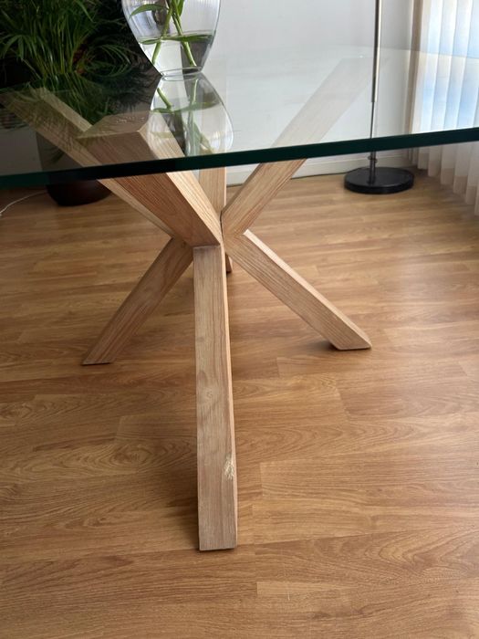 Mesa de jantar com tampo de vidro