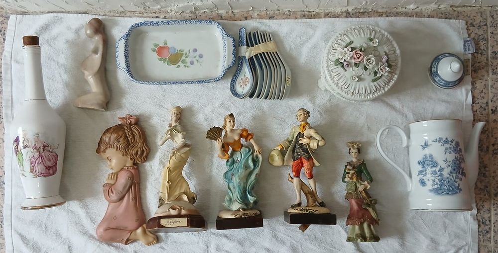 Conjunto de peças de decoração e utensílios de mesa variados,