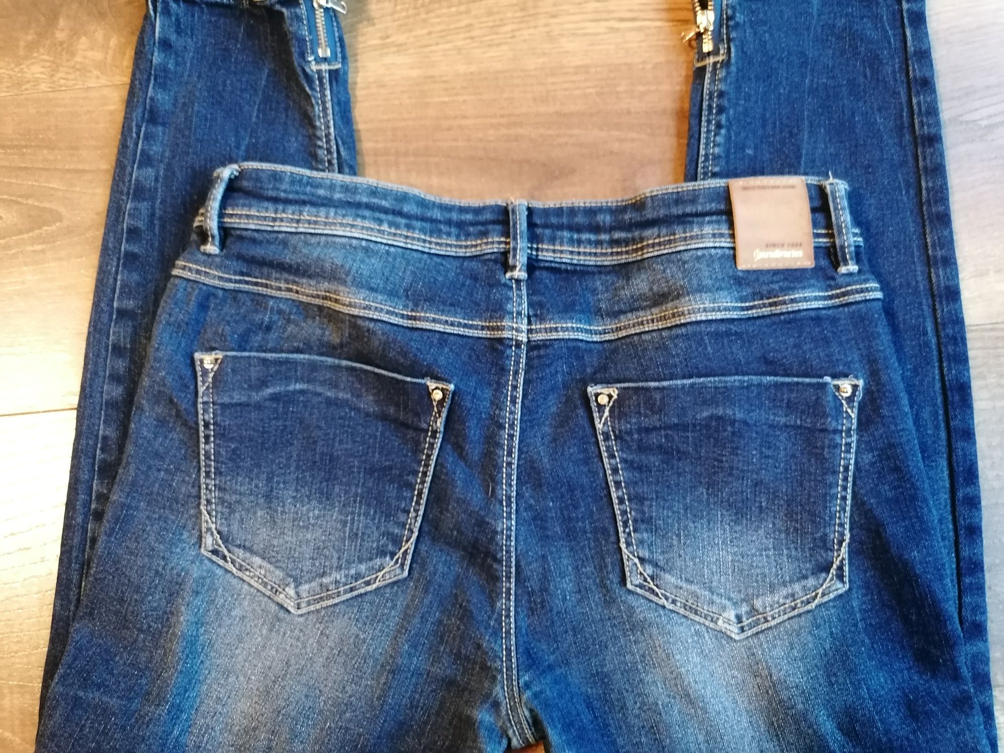 Kultowe ciemne jeansy Stradivarius 38 dziury