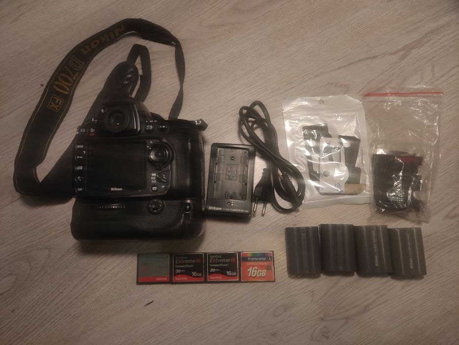Nikon D700 + 4 baterie + grip + 4 karty CF Express