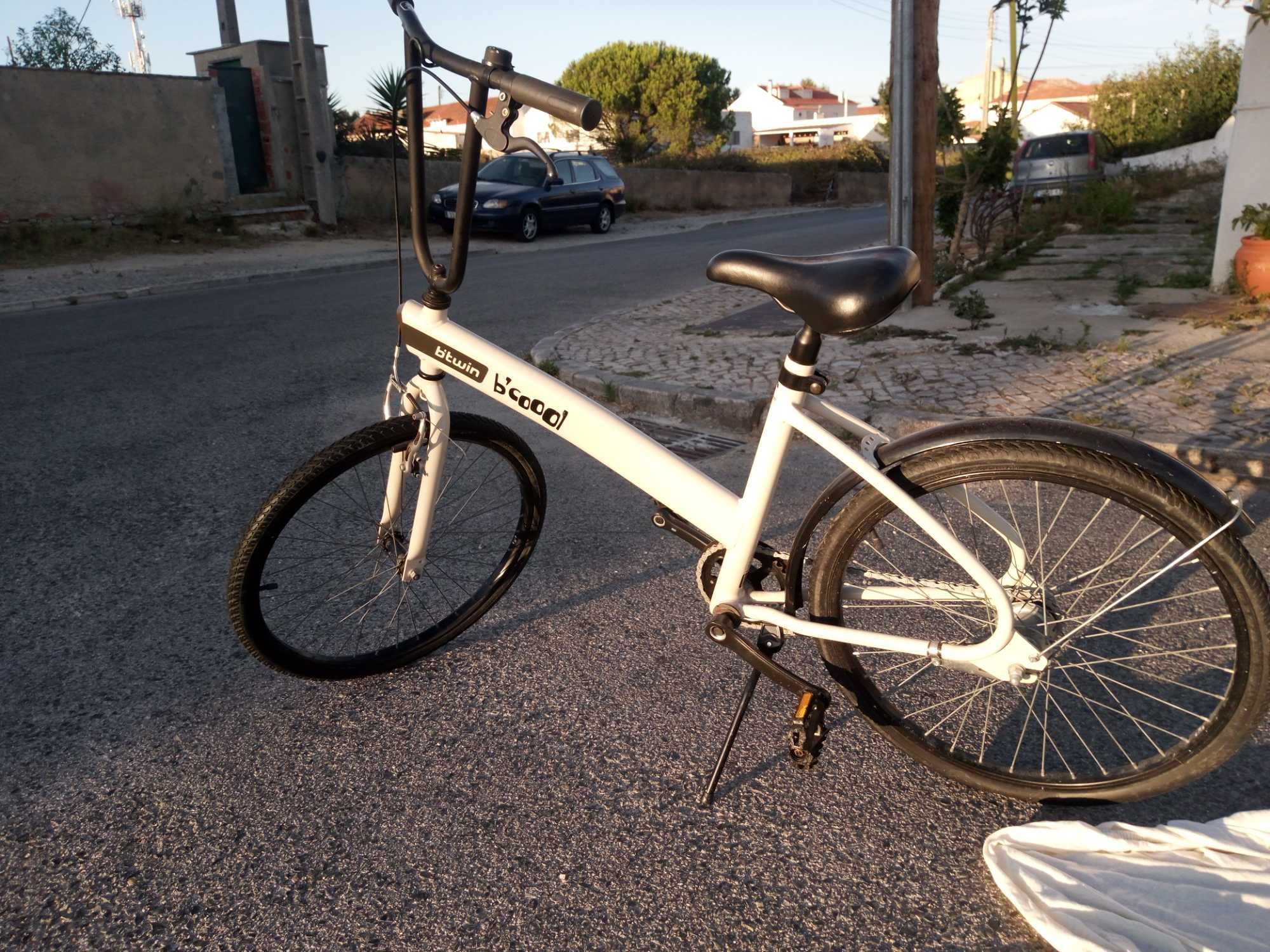 Bicicleta BT com travão de pé