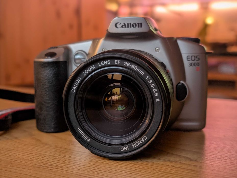 aparat analogowy Canon eos 3000n + obiektyw 28-80 mm + pasek