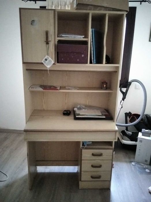 Secretaria com compartimento secreto